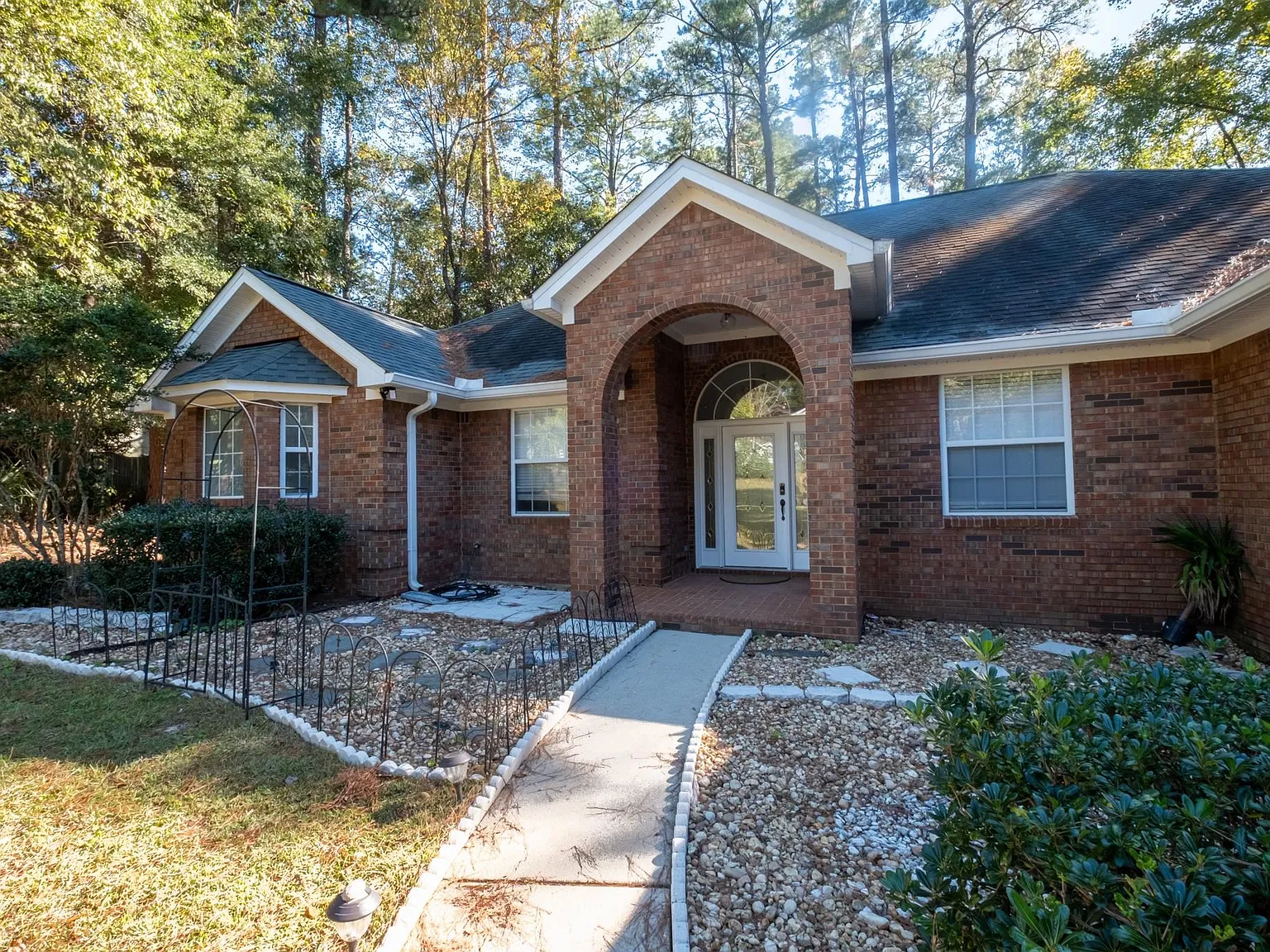 4 bed, 2.5 bath, 2639 sqft, $3,500 — Photo 2
