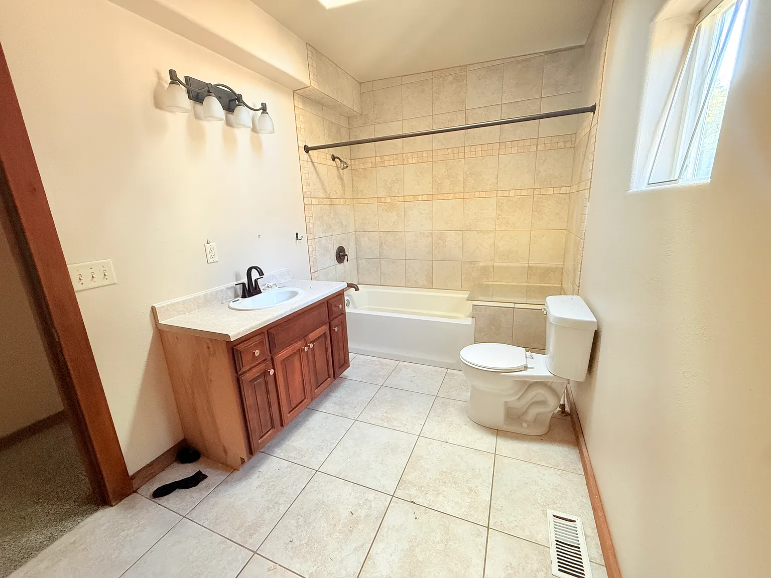 3 bed, 1450 sqft, $1,700 — Photo 2