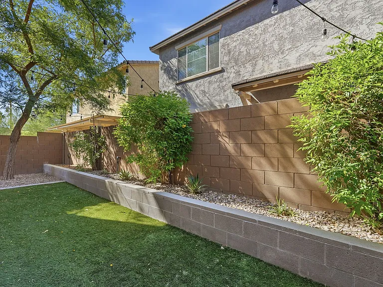 216 E Beatryce St — Photo 39