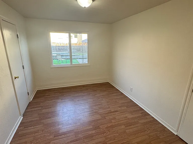 1033 Estudillo St — Photo 11