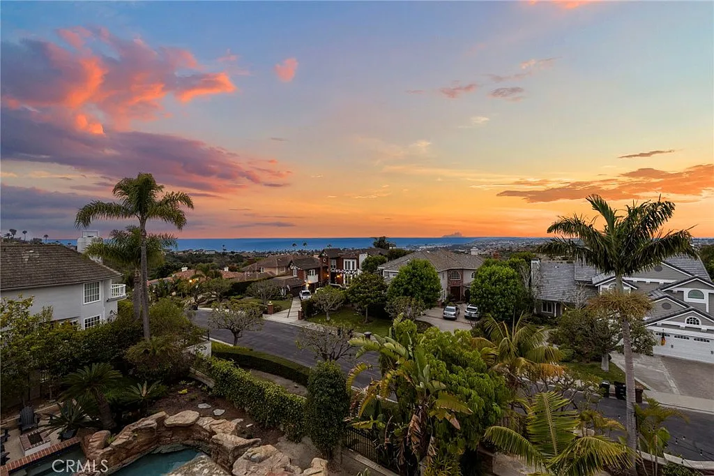 6 bed, 4.5 bath, 5853 sqft, $15,000 — Photo 3