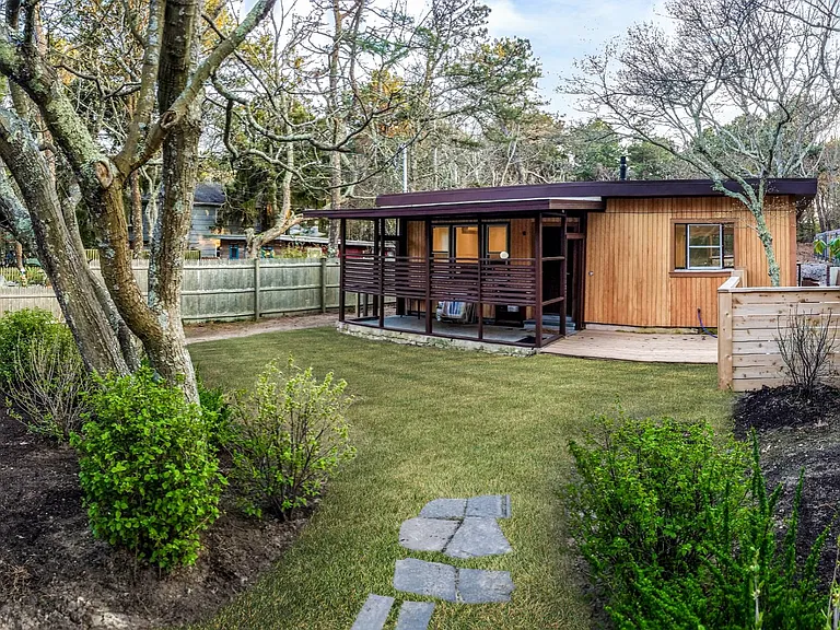 35 Mulford Ln — Photo 1