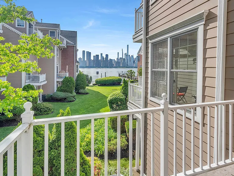 451 Albany Ct — Photo 10