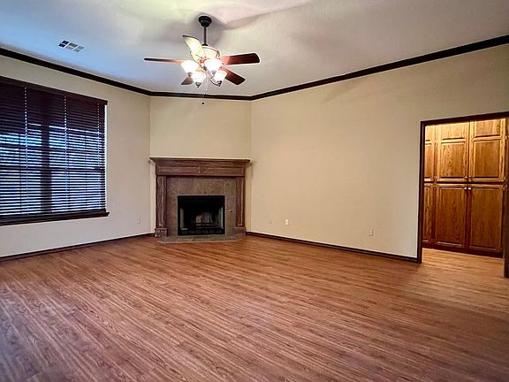 3rd image of 612 E Linden Ln