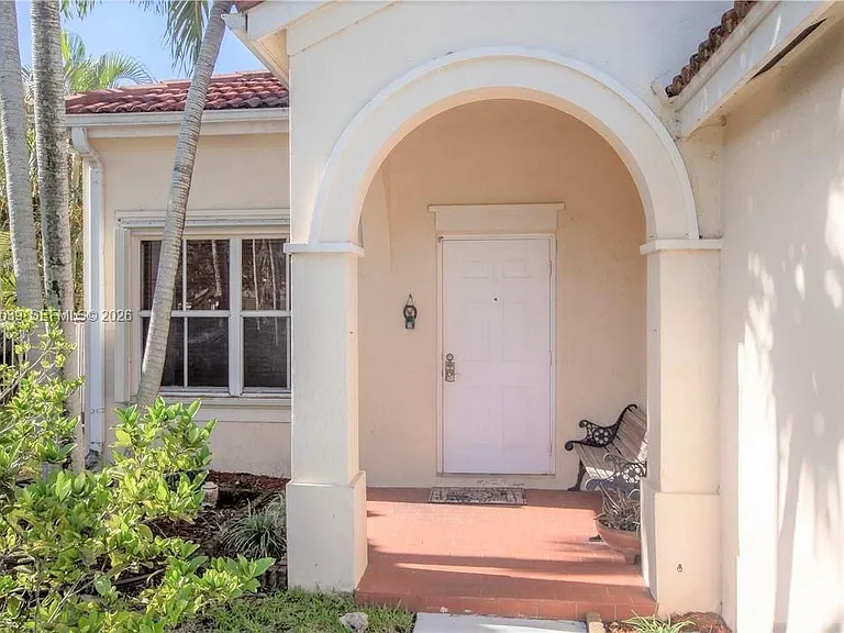 777 Tanglewood Cir — Photo 2