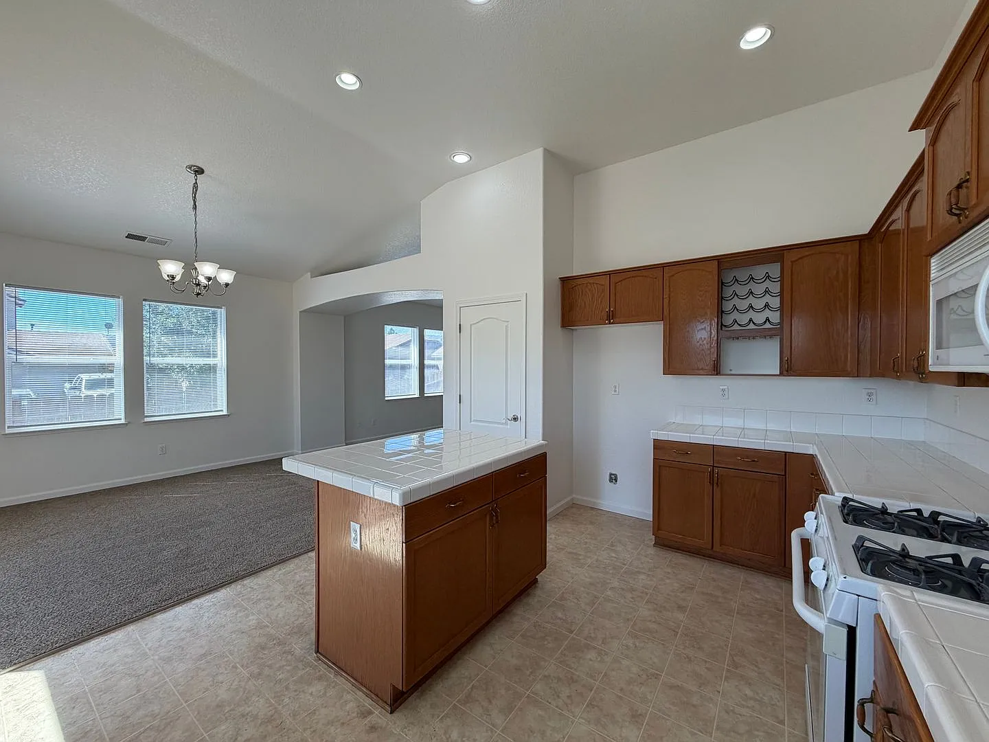 Large 3-bedroom home located in the Royal Oaks Estates — Photo 3