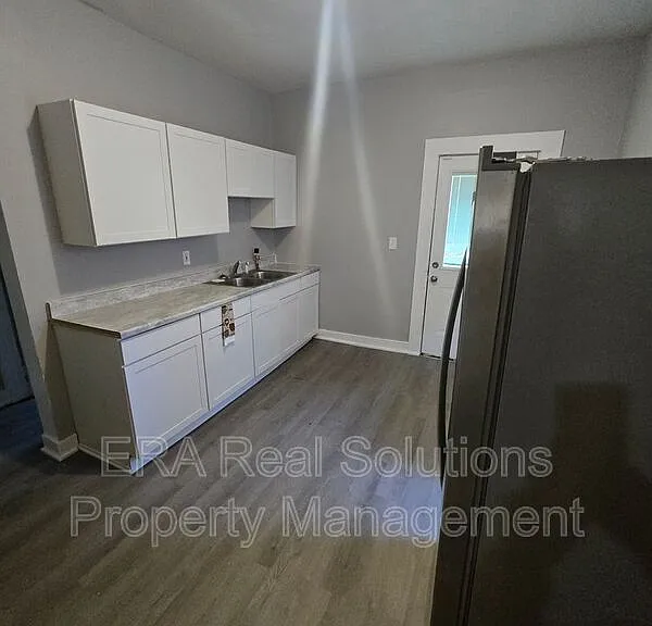 95 Whitethorne Ave — Photo 6