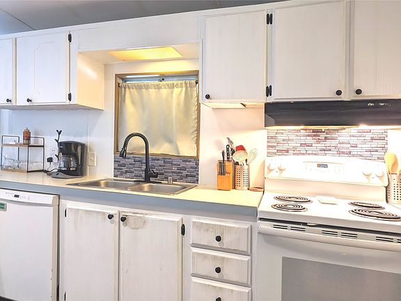 3rd image of 221 E Moore Lane
