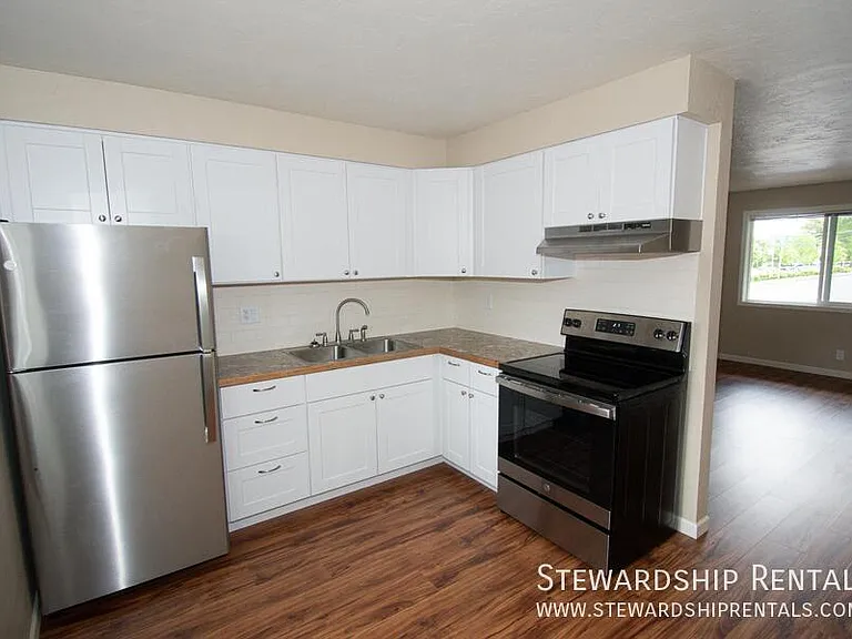 880 W 6th Ave #8 — Photo 4