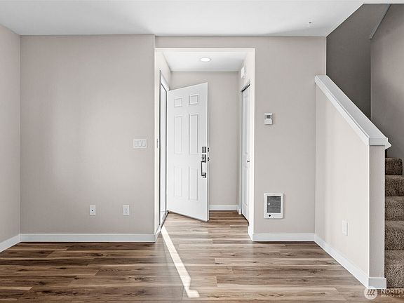 3rd image of 1925 199th Street E