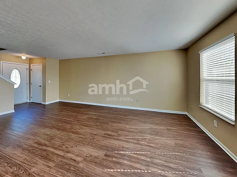 220 Hartford Ct — Photo 6