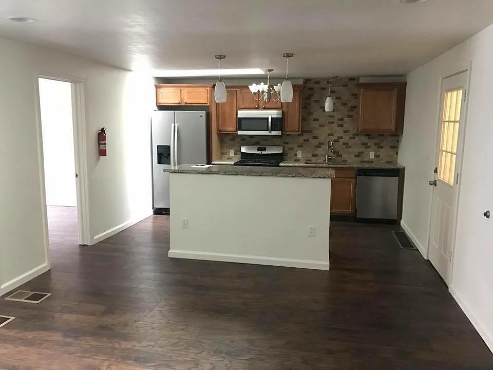 Building Photo - 102 N Gilfillan St #2B