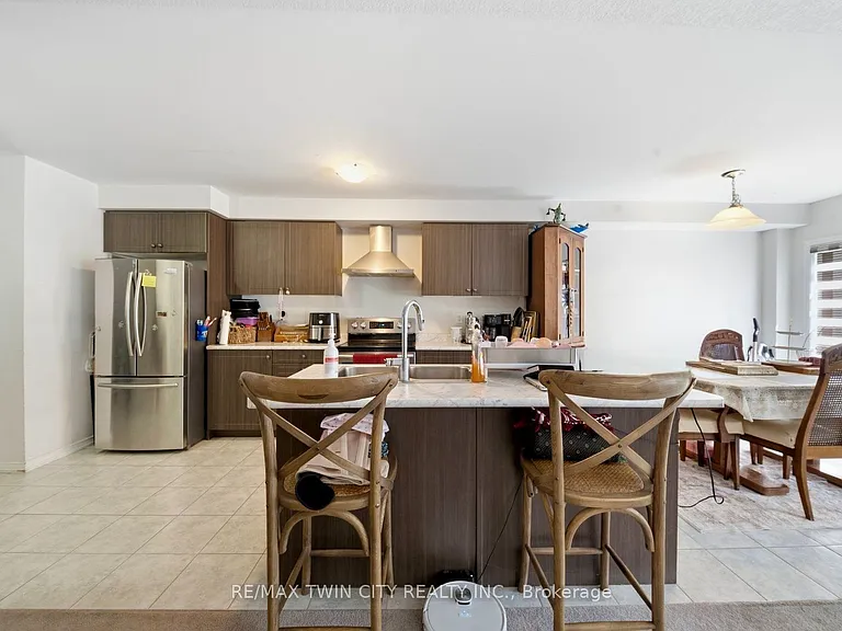 32 Cole Cres — Photo 8