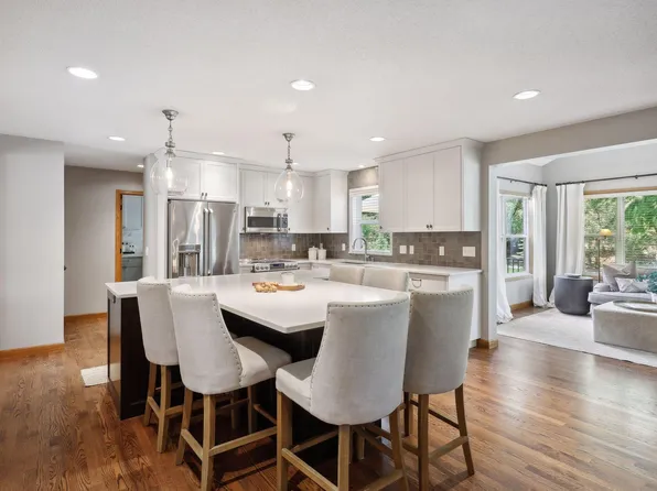 1023 Walnut Ridge Dr, Eagan, MN 55123