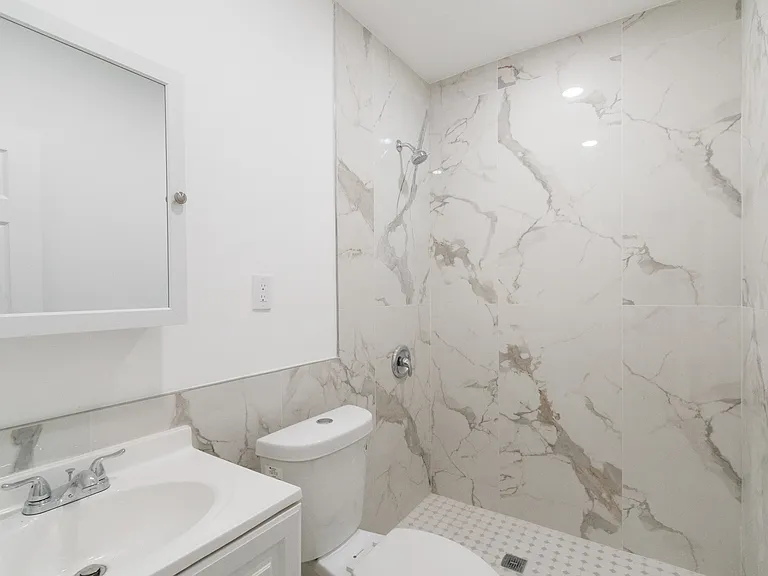 21-29 Audrey Ave #D — Photo 5
