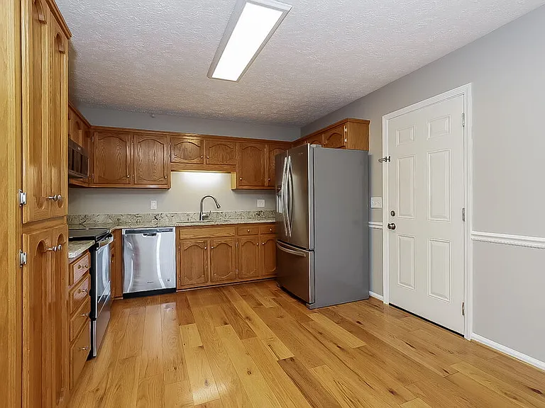 225 Richmond Dr — Photo 7
