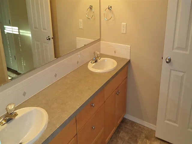 1439 W Crenshaw St — Photo 9