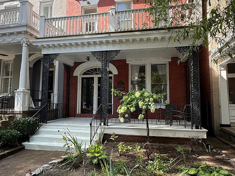 Beautiful historic apartment in the heart of the Fan, with easy access to restaurants, museums and interstates.