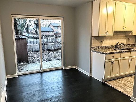 5th image of 18W030 Standish Ln