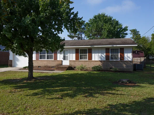 3249 Glenmore Dr, Hope Mills, NC 28348