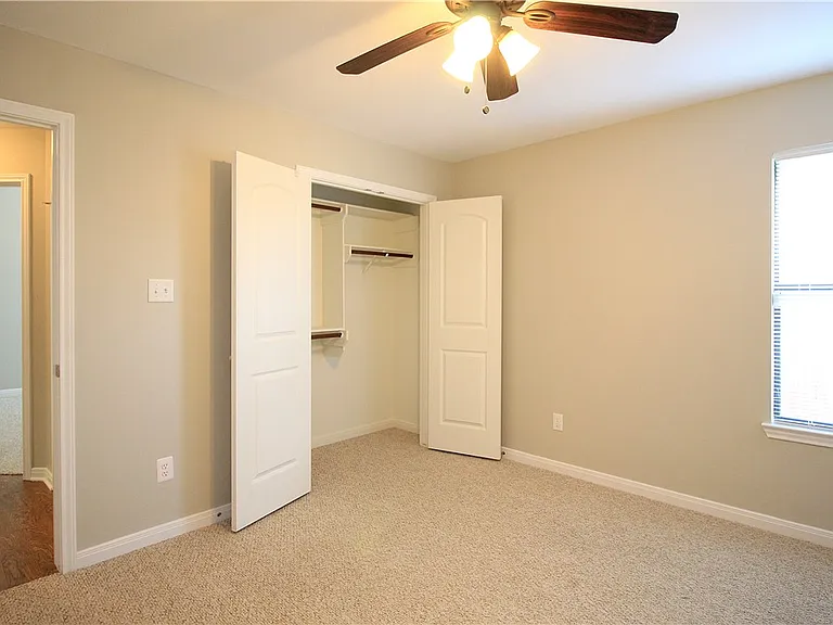 2010 Turning Leaf Dr — Photo 13