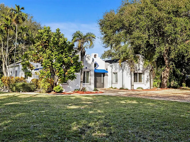 7975 Sunset Dr — Photo 3