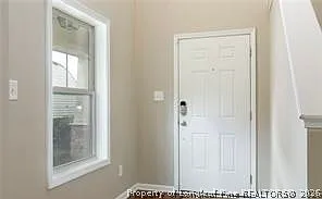 377 Roanoke Dr — Photo 4