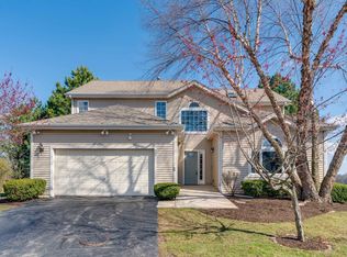 400 N Crooked Lake Ln, Lindenhurst, IL 60046