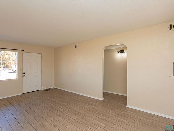 4th image of 1413 W Yucca Ave
