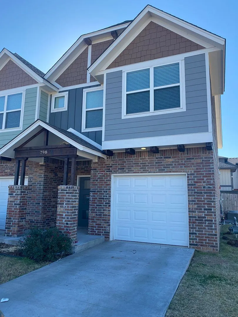 1/2 off 1st month 3 bedroom, 2.5 bathroom, 1 car garage, fenced backyard — Photo 1