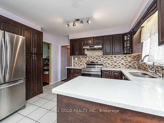 4th image of 3430 Chipley Cres