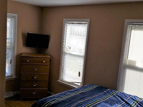 4th image of 211 Woodstock St