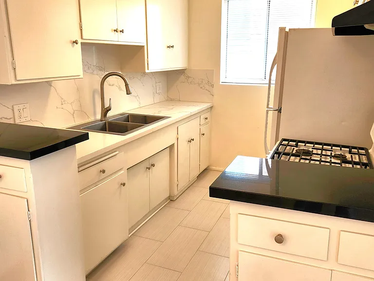 1133 Hacienda Pl #6 — Photo 2