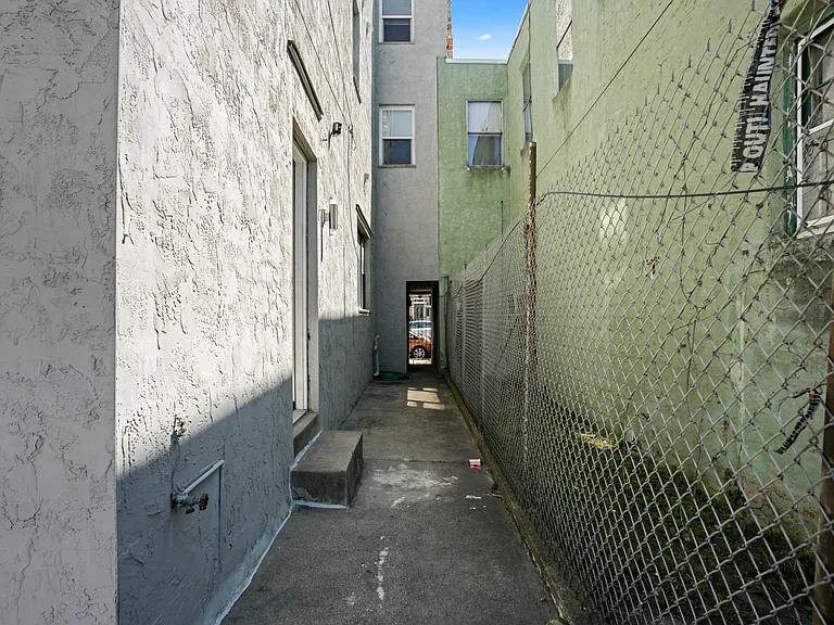 2706 E Somerset St — Photo 35