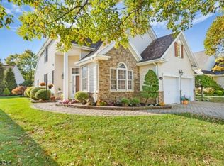 17 Jays Cor, Somerset, NJ 08873