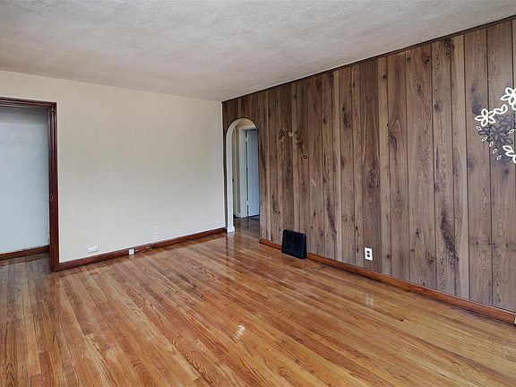 4th image of 2331 Burns Ave