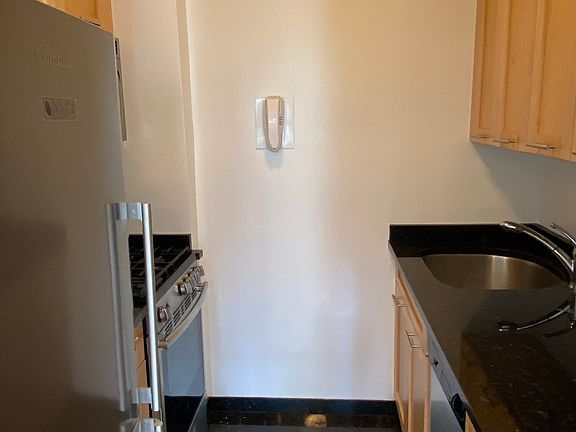 5th image of 412 E 55th St APT 10E