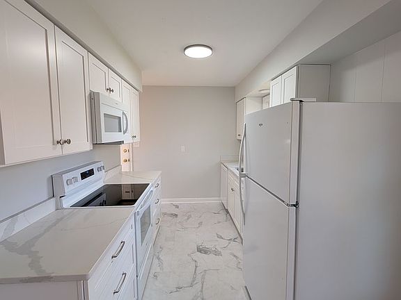 4th image of 36 Debra Ln