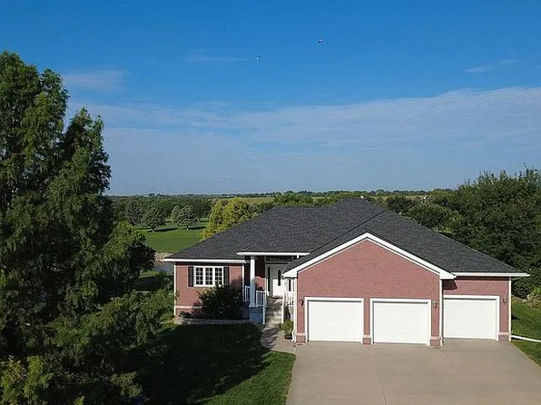 2740 S Smokey Hill Rd, Hastings, NE 68901