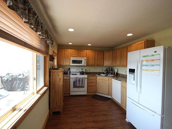 2nd image of 210 E Garnet Ave