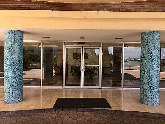 3rd image of 2121 N Bayshore Dr APT 1118