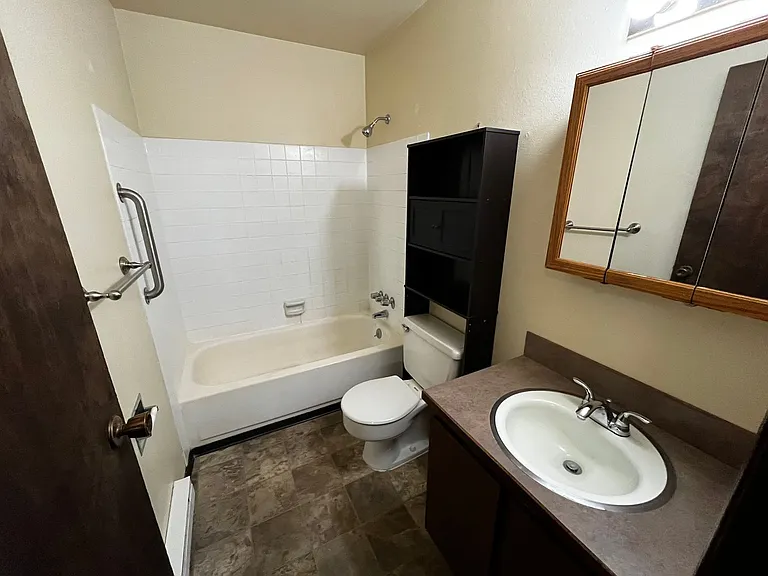 230 W Broadway St — Photo 8