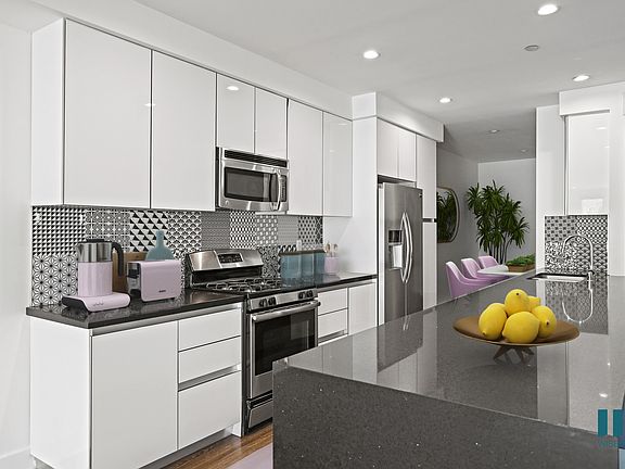 2nd image of 1868 Kelton Ave #105