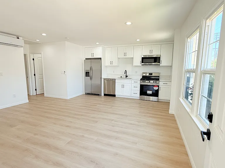 5659 Woodman Ave — Photo 2