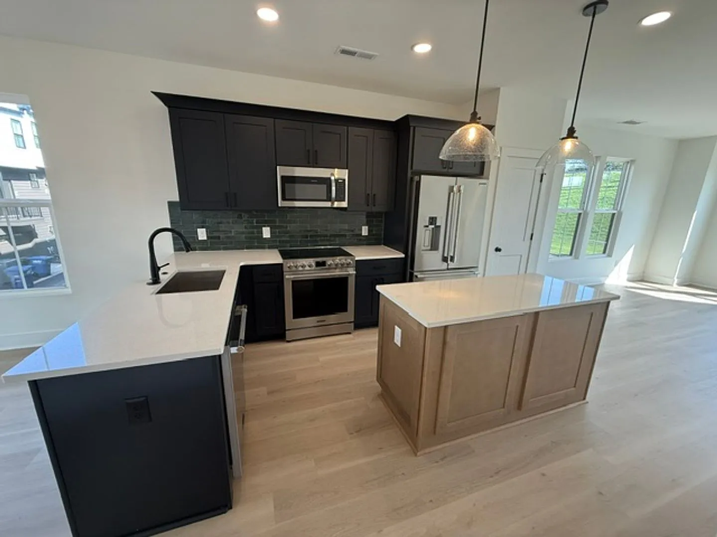 2 BR/2.5BA | Modern End UnitTownhome| 2-Car Garage + rooftop terrace — Photo 4
