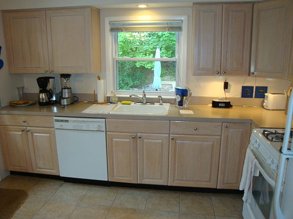 Modern Eat-In Kitchen