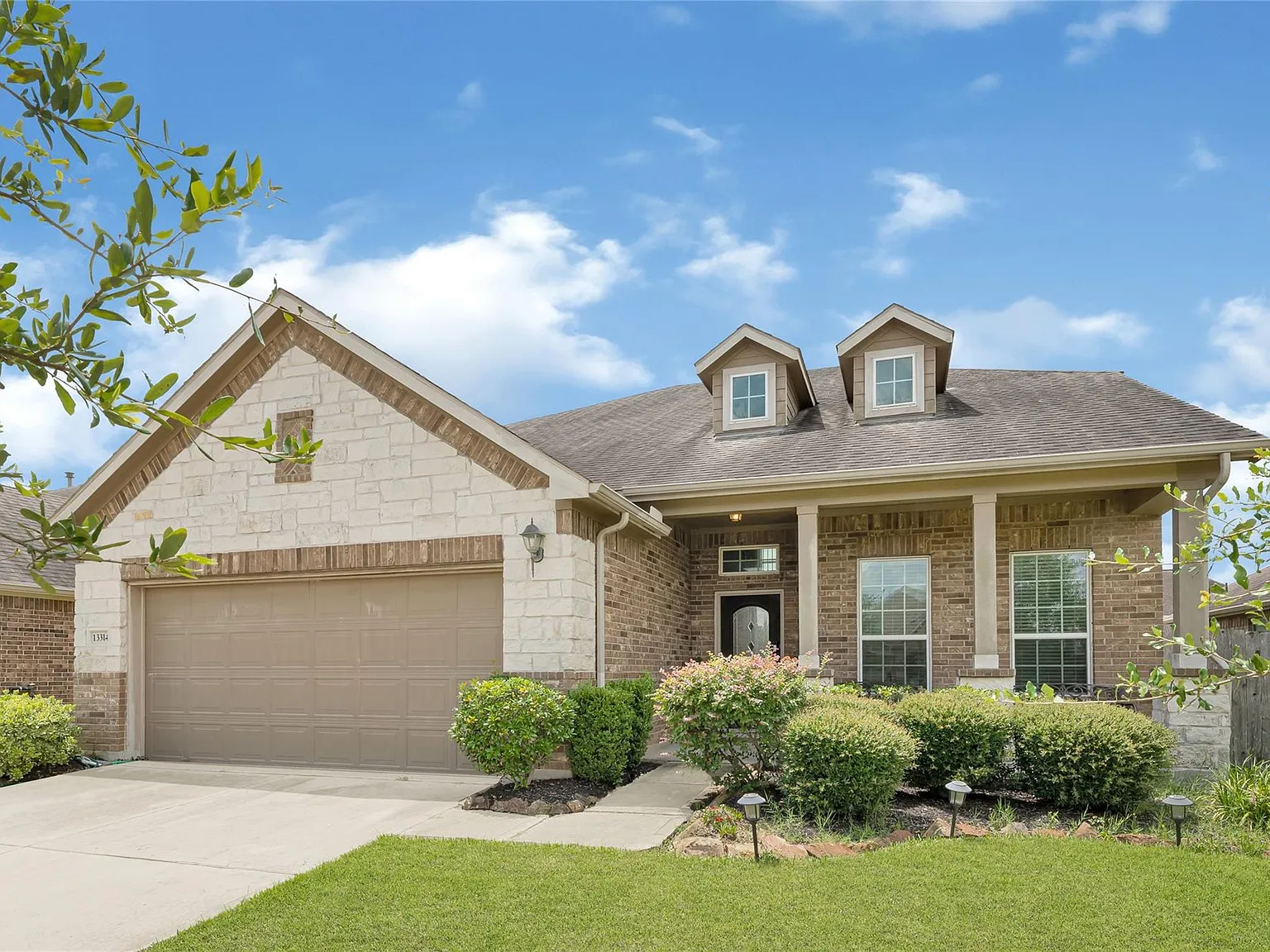 5 bed, 3.0 bath, 2902 sqft, $2,950 — Photo 2