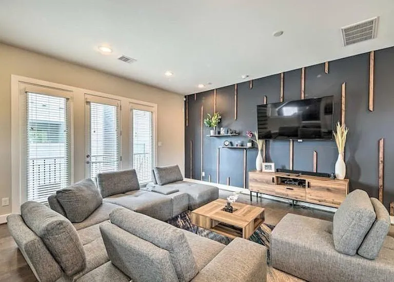 2403 Everett St #C — Photo 2