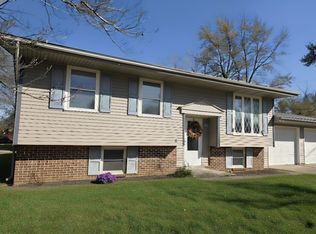 3494 Hummingbird Dr, Decatur, IL 62526