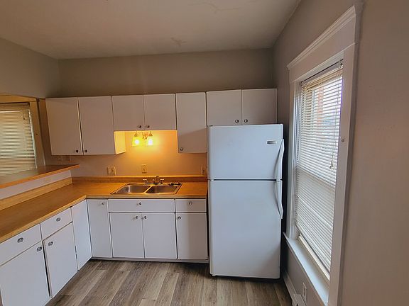 4th image of 15613 Detroit Ave APT 3